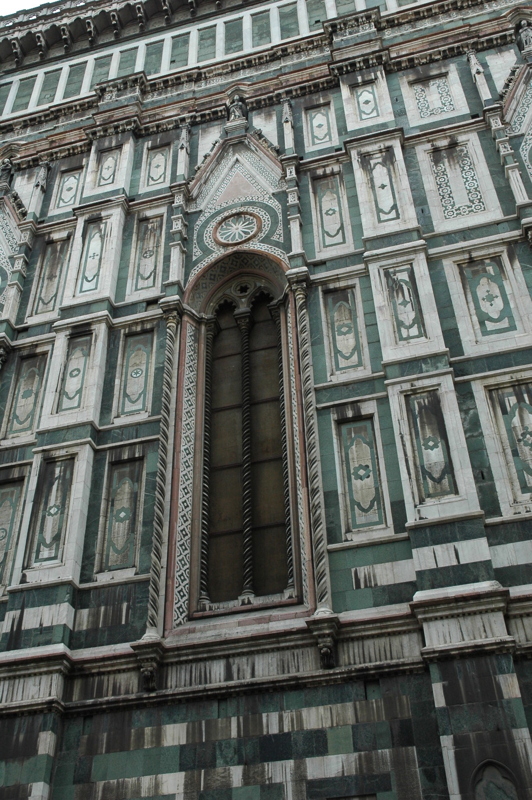 Finestra seconda da destra del fianco settentrionale della Cattedrale