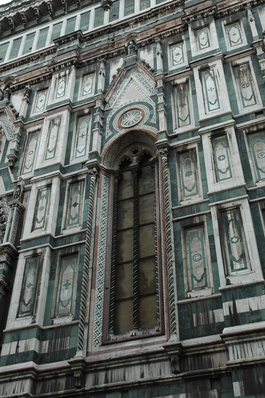 Finestra terza da destra del fianco settentrionale della Cattedrale