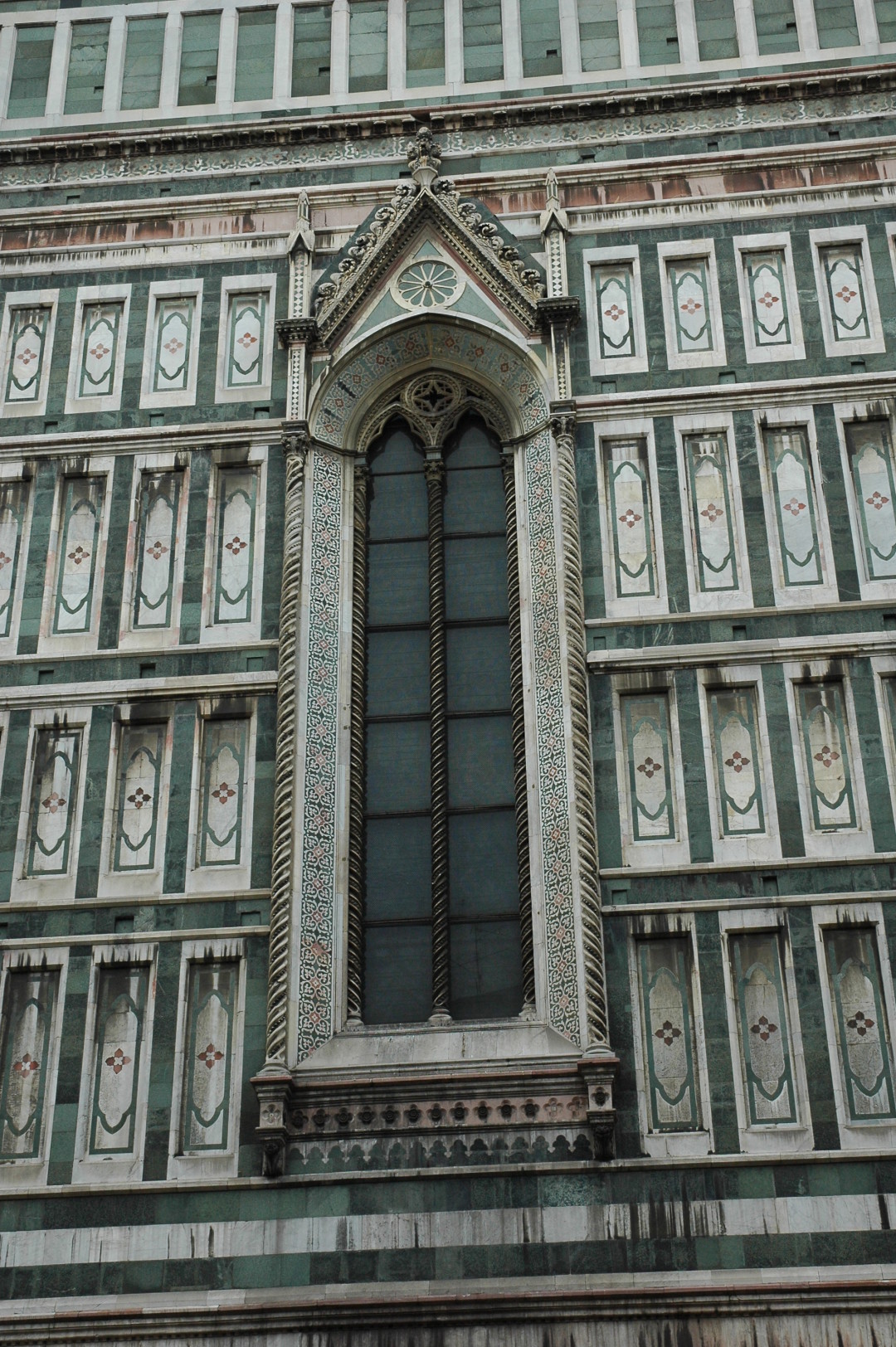 Finestra quinta da destra del fianco settentrionale della Cattedrale