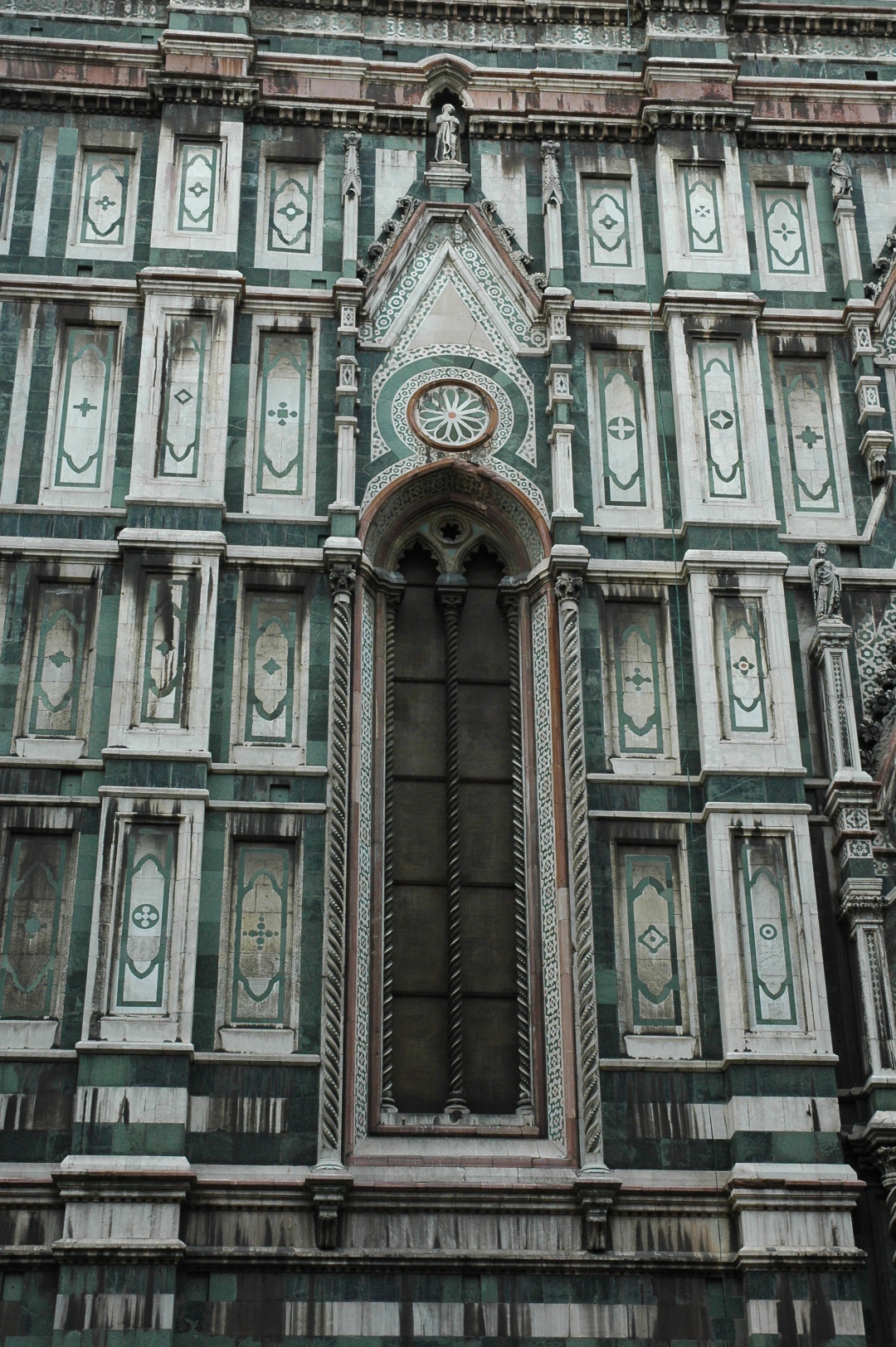 Finestra quarta da destra del fianco settentrionale della Cattedrale